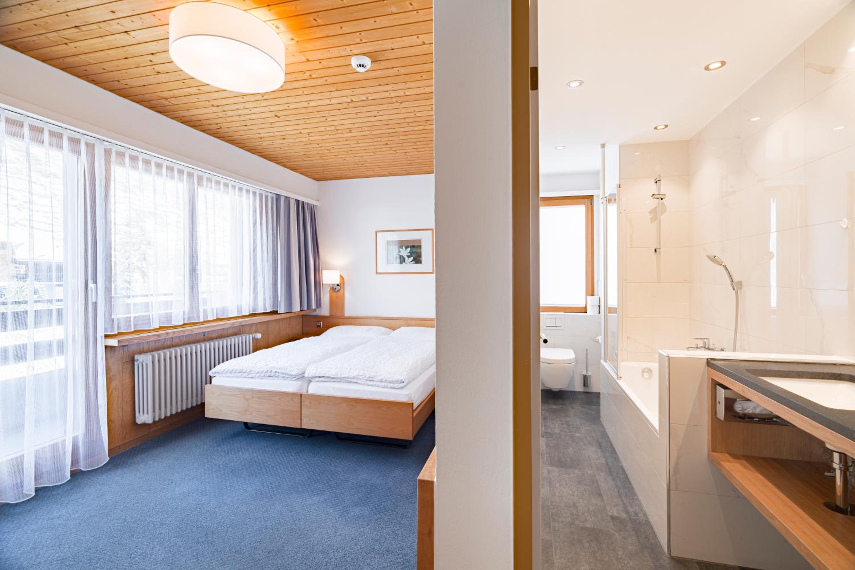 غرفة بسريرين منفصلين بشرفة، Hotel Parnass 2/2
