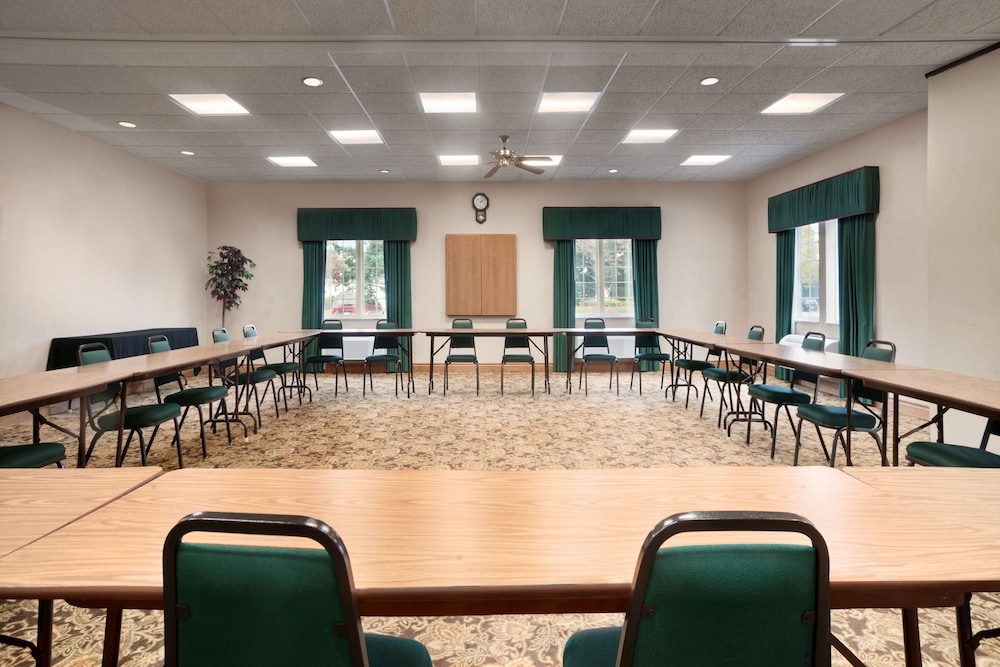 Portage Inn & Suites 25/26
