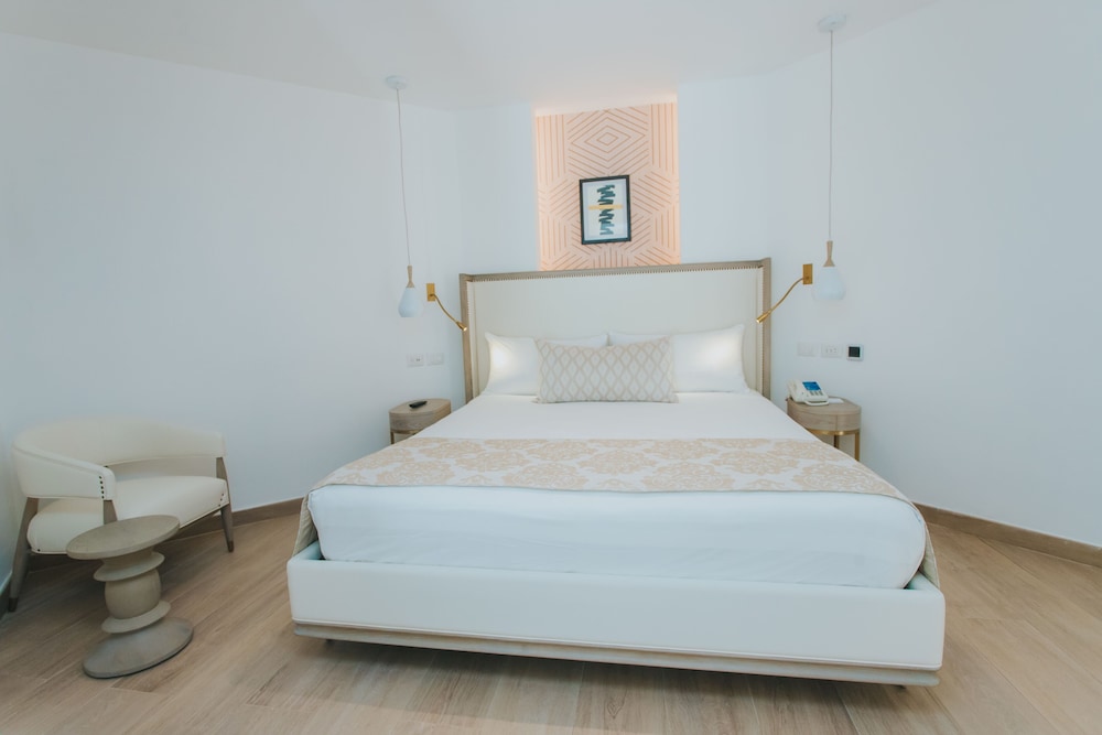 PLATINUM, SUITE, 1 KING AND 1 SINGLE BEDS