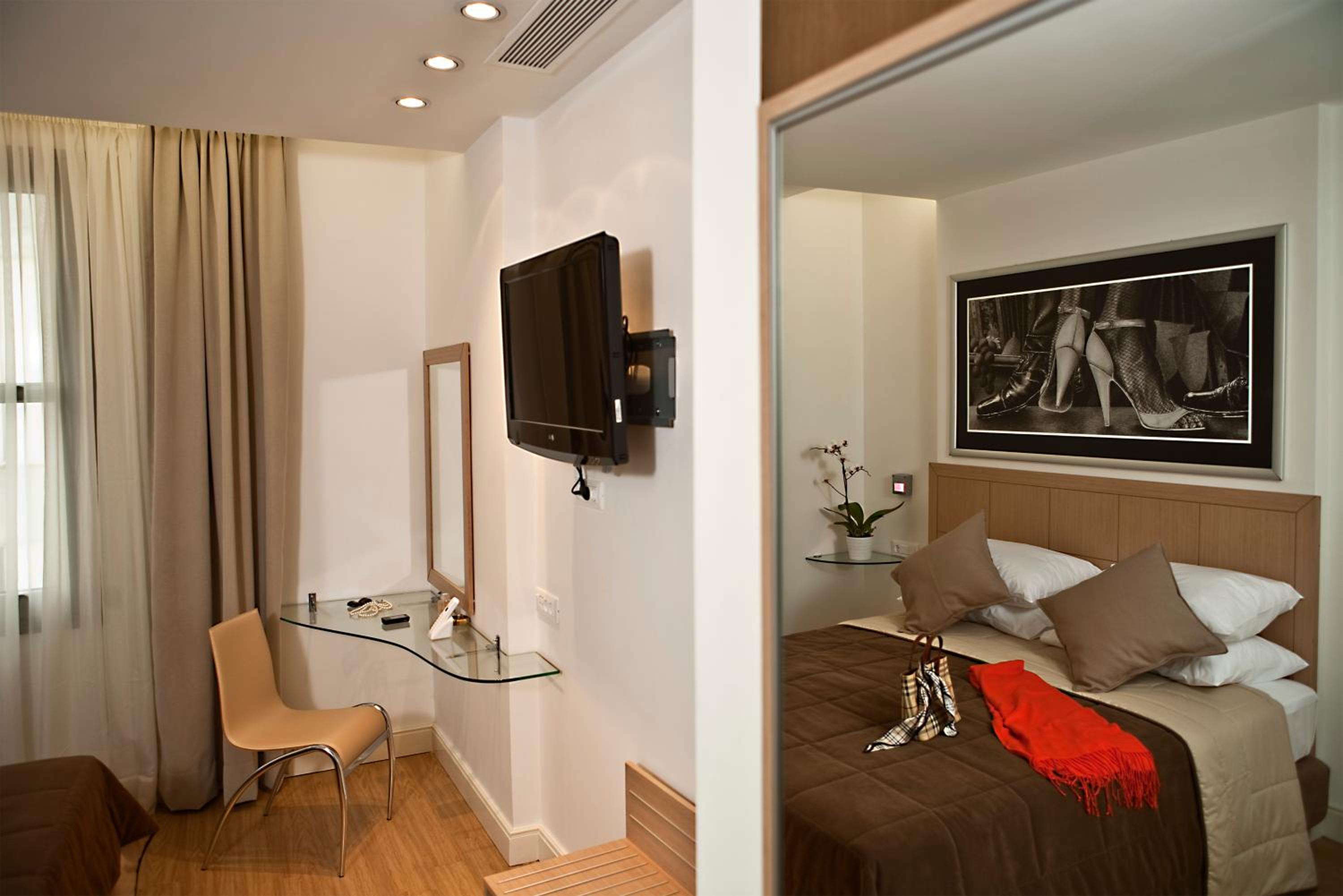ROOM, SINGLE