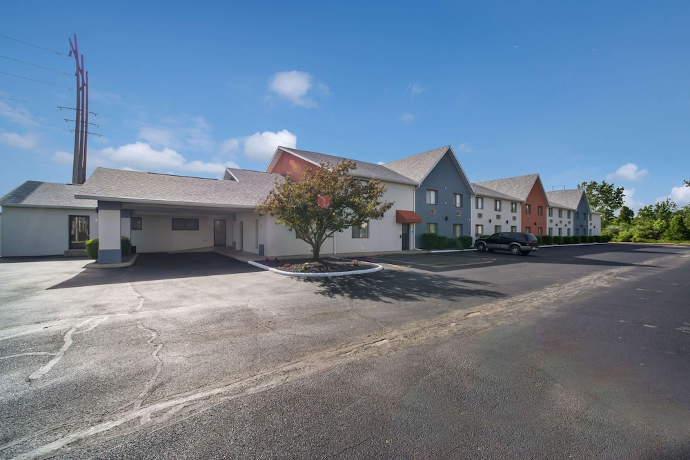 Ramada by Wyndham Effingham 33/41