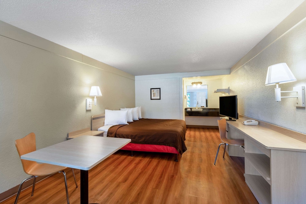 Travelodge by Wyndham Essington / Philadelphia Airport 12/19