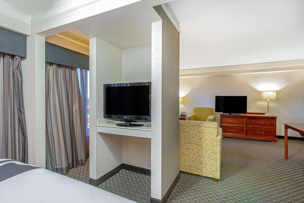 La Quinta Inn Suites New Orleans Airport 25/50