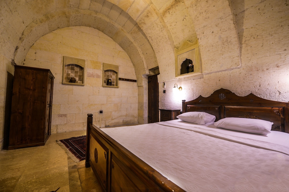 Vineyard Cave Hotel 14/98