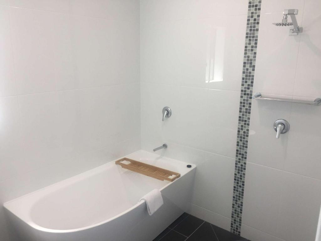 Superior, Apartment, King and Twin Beds, Living Area, Kitchenette, Best Western Cattle City Motor Inn 6/8