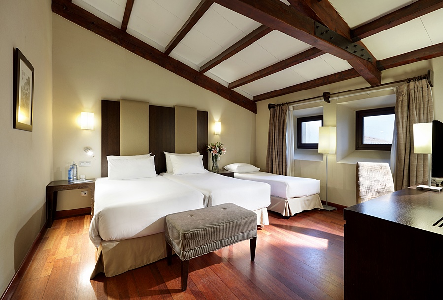 Room, Triple