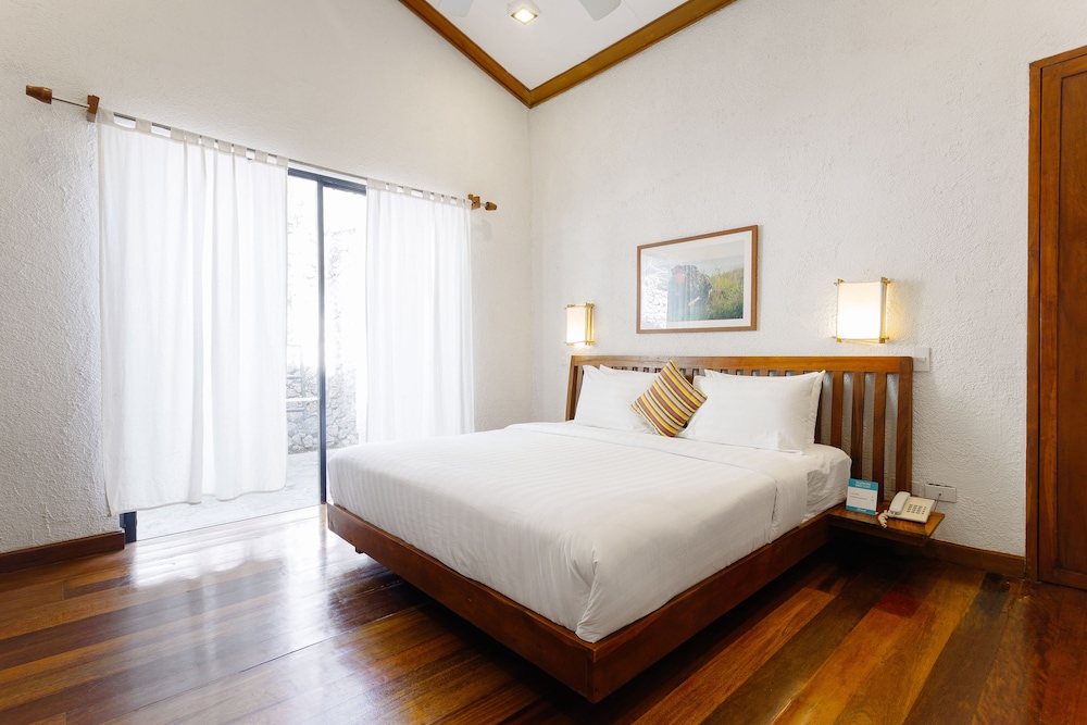 The Strand Boutique Resort 27/75