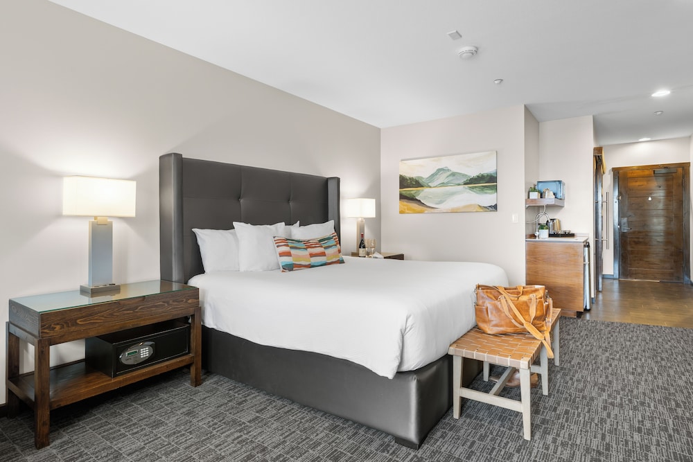 DELUXE, KING BED