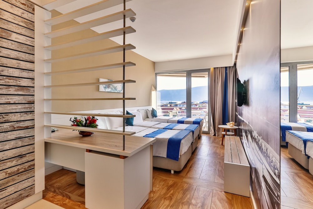 Carine Hotel Delfin 26/40