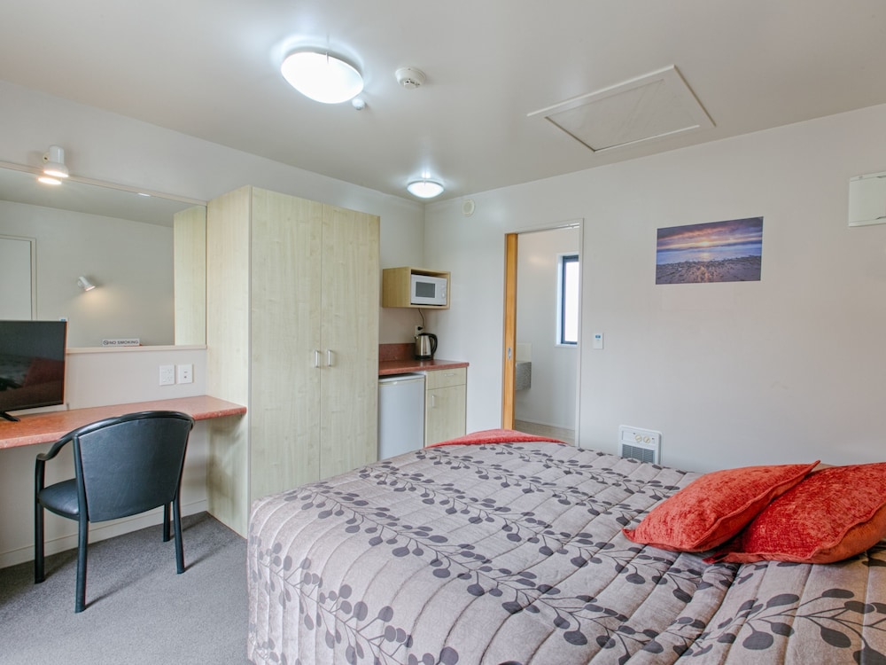 Compact, Studio, Queen Bed, Bella Vista Motel Hokitika 4/10