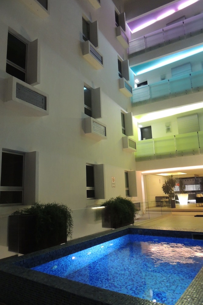 Nu Hotel 5/62