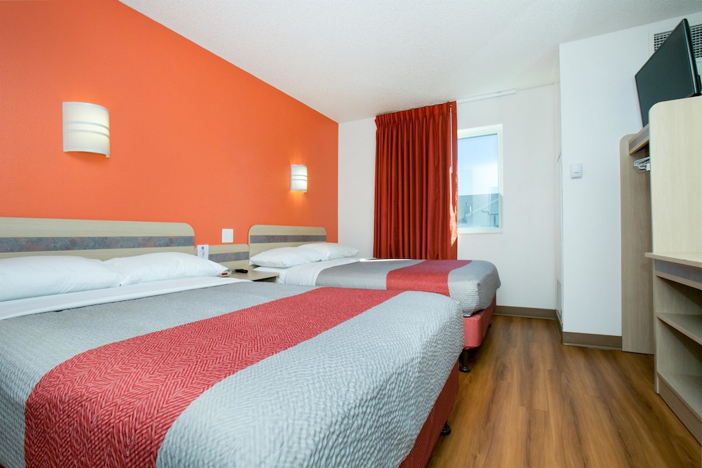 غرفة قياسية بسريرين مزدوجين، Motel6 Brooklyn Center, MN - Minneapolis 5/10