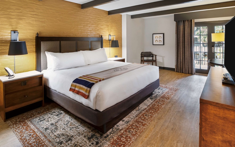 ROOM, KING BED