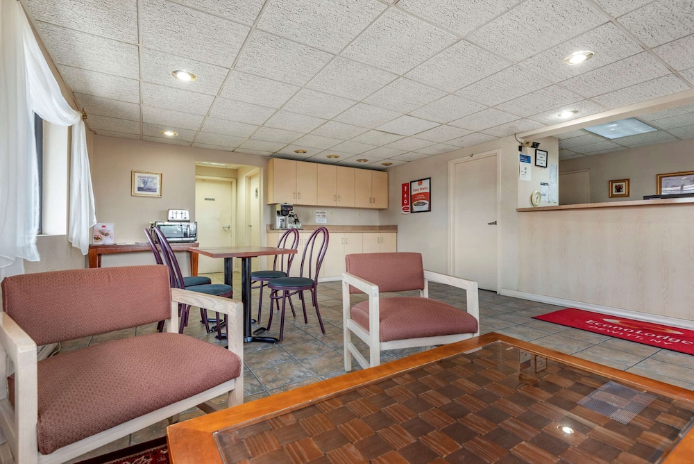 Econo Lodge Dewitt I-90 27/33