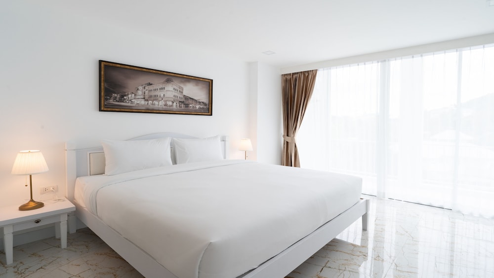 B2 Phuket Premier Hotel 11/30