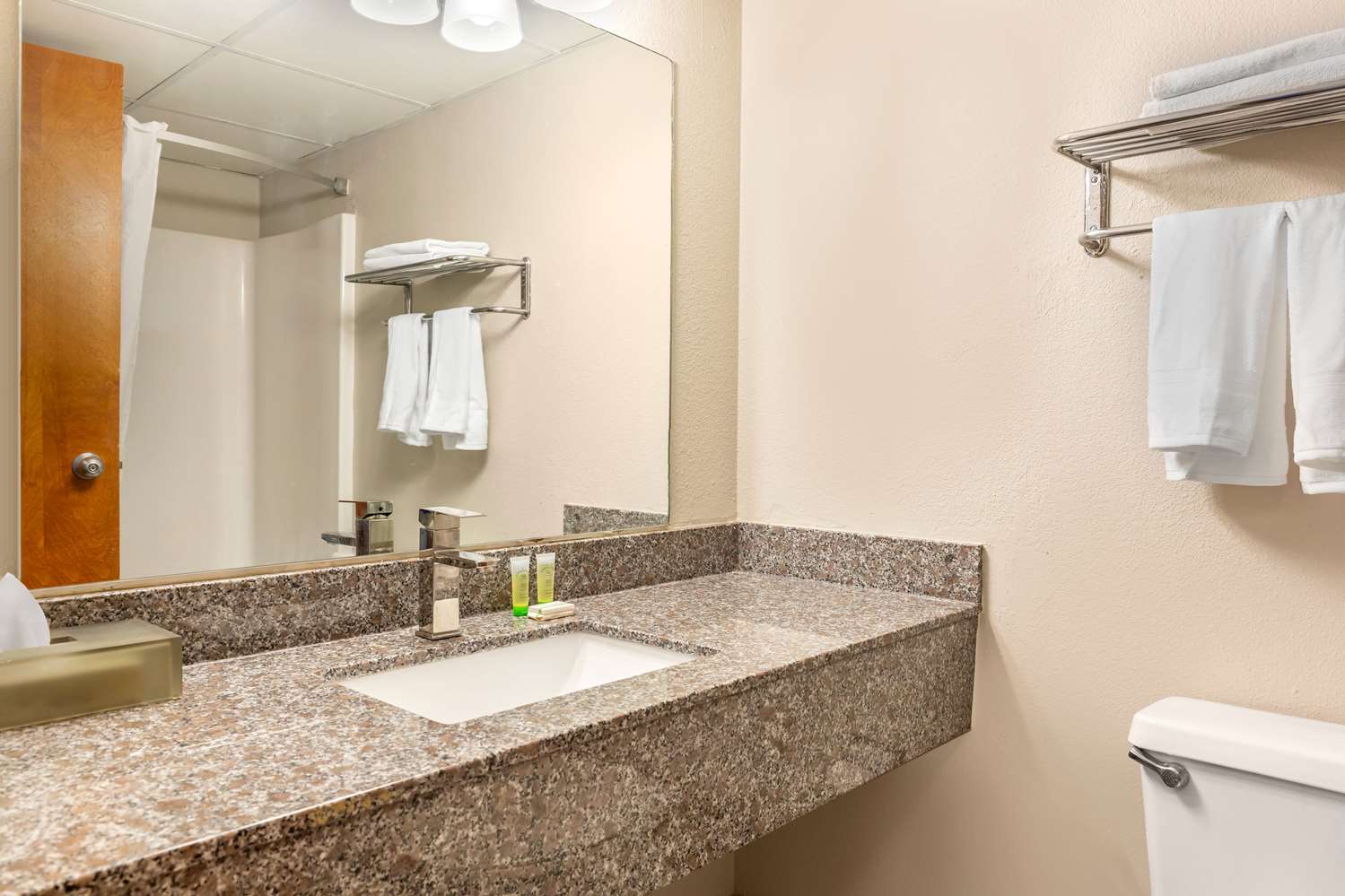 Days Inn Suites By Wyndham Rocky Mount Golden East 54/56