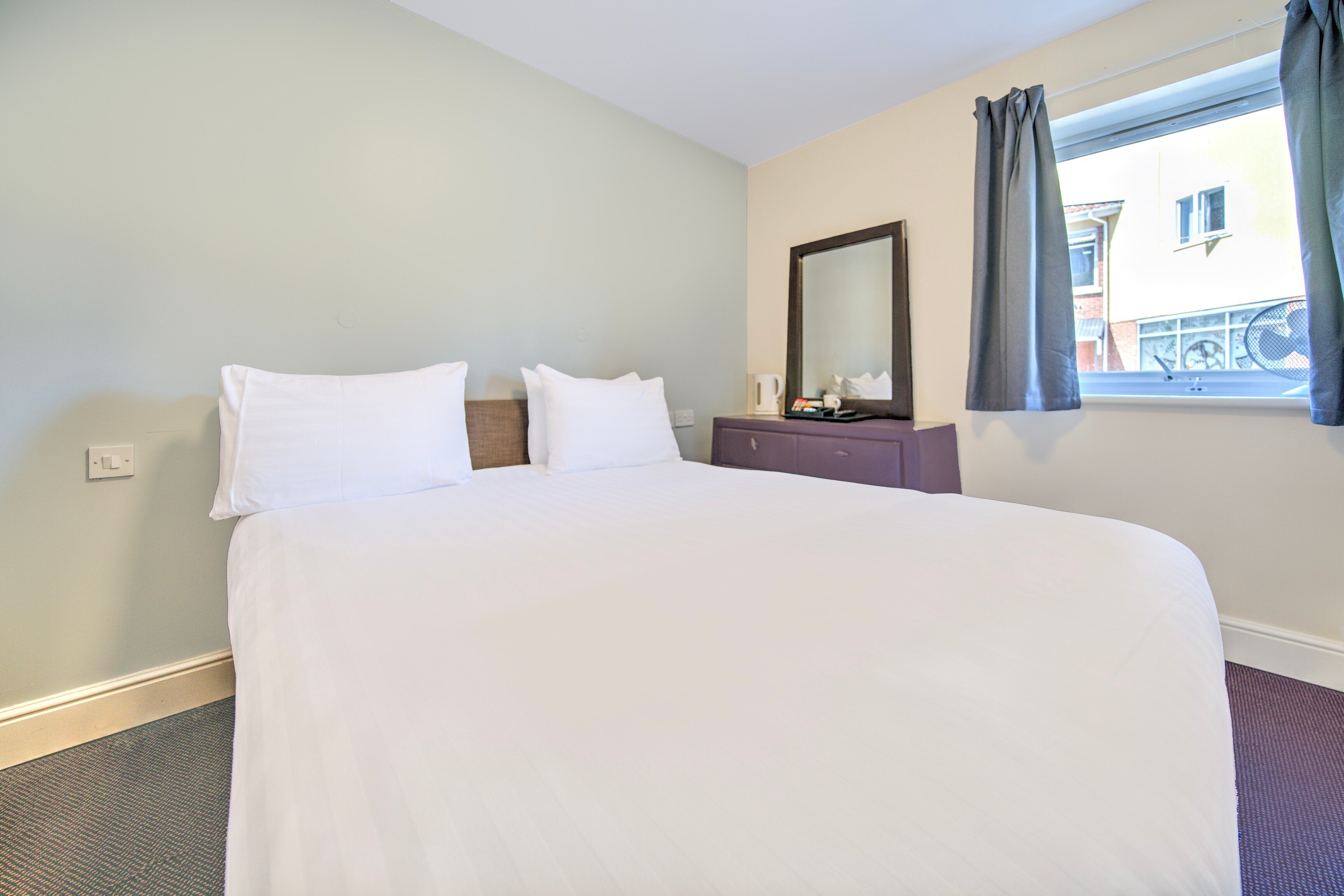 GO2 Gloucester Hotel by OYO 24/40