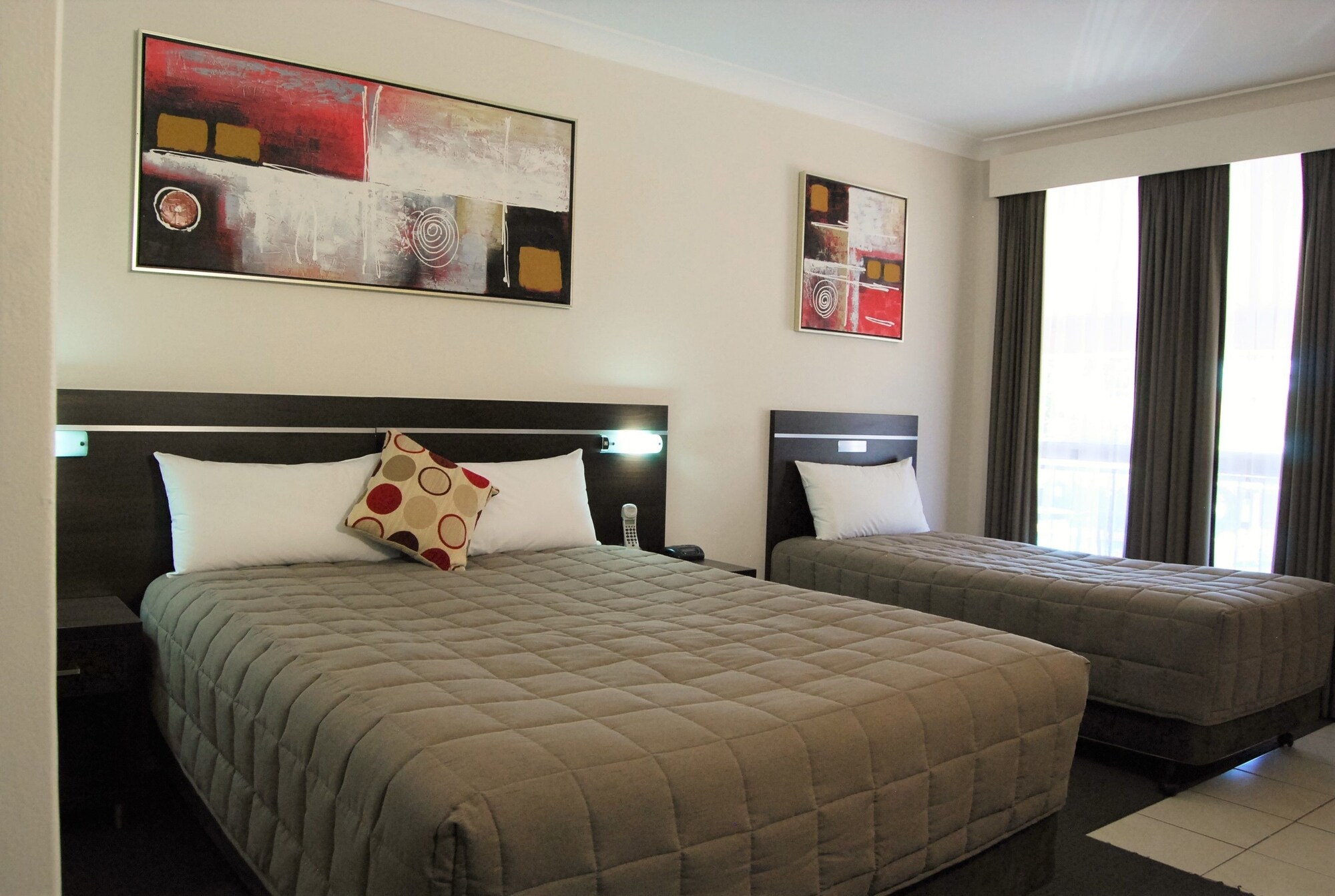 Family, 1 Single and 2 Queen Beds, Large