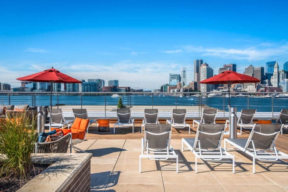 Global Luxury Suites East Boston 46/50