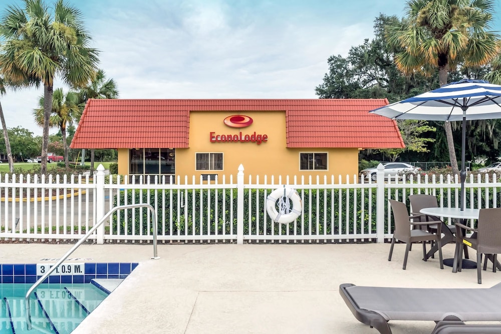 Econo Lodge Live Oak, FL 11/35
