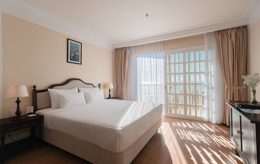 DELUXE, KING BED, OCEAN VIEW