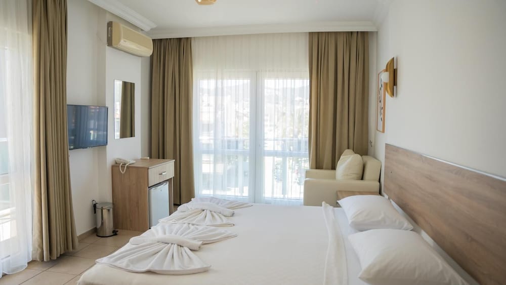 LANAI, STANDARD, DOUBLE BED, PARTIAL SEA VIEW
