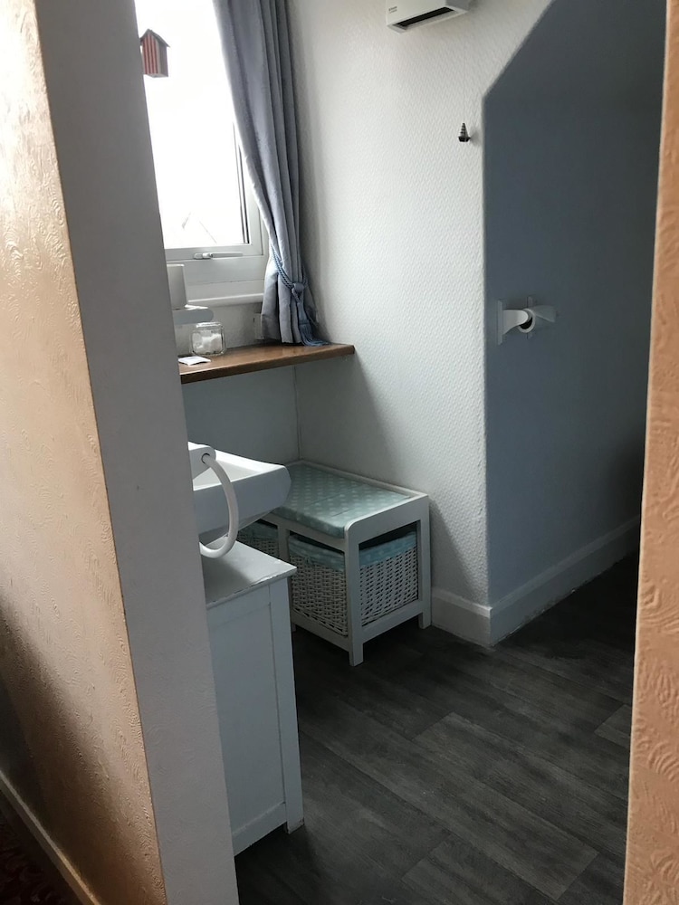 Lyndsay Guest House 50/50