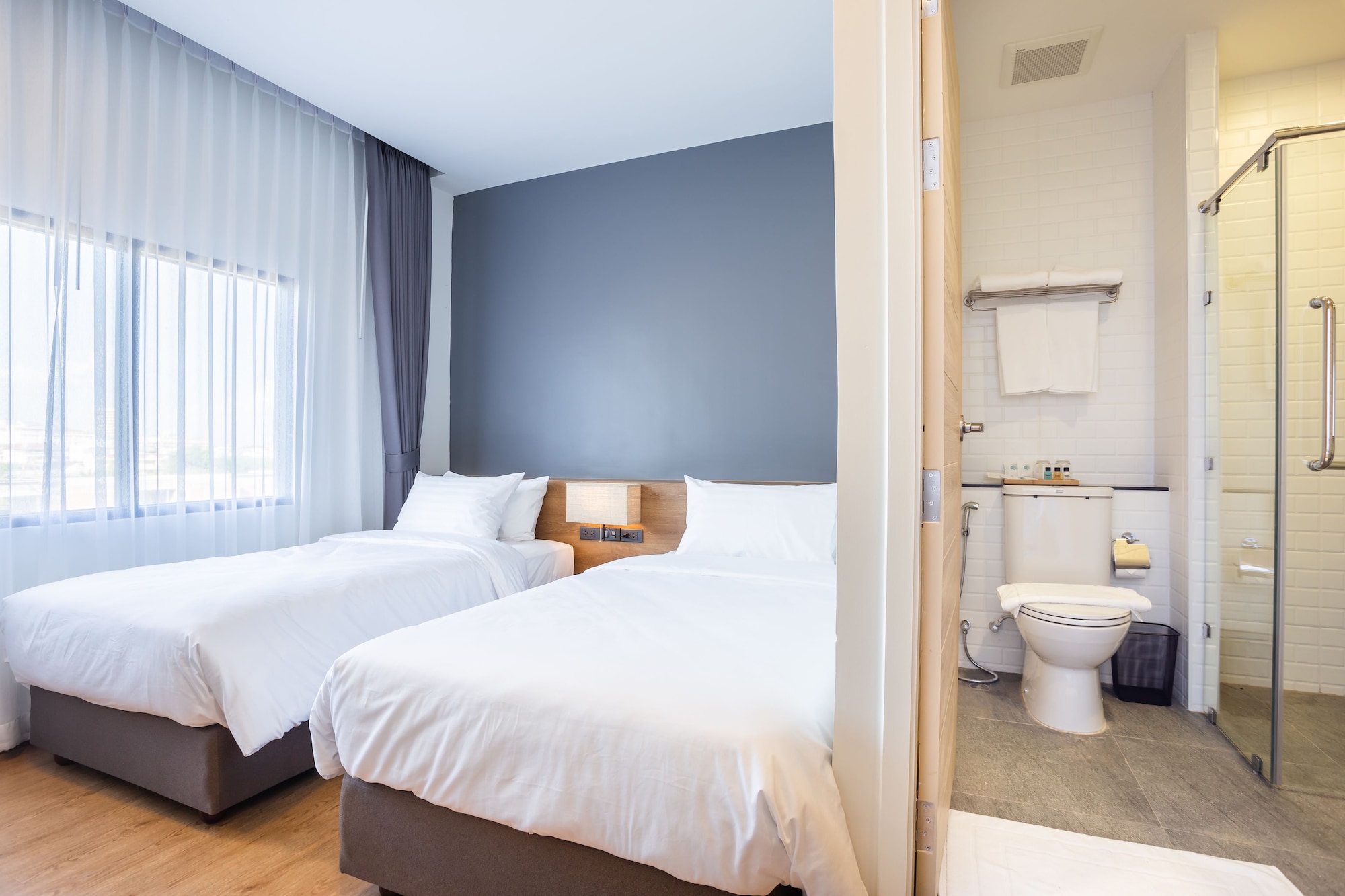 DELUXE, TWIN BEDS