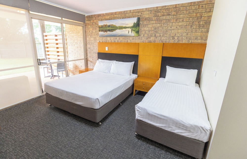SUNDOWNER HOTEL MOTEL 12/49