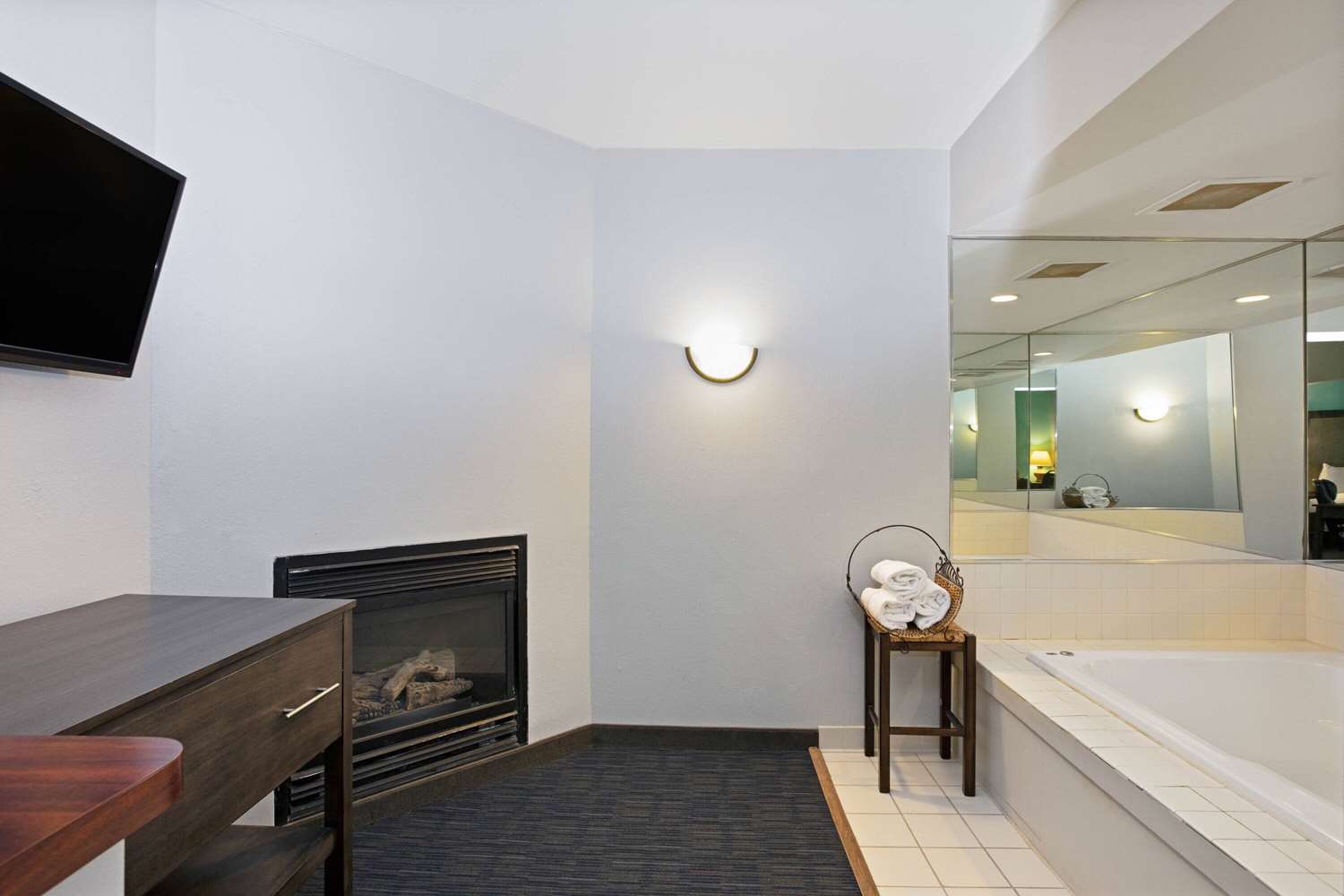 La Quinta Inn & Suites by Wyndham Omaha Airport Downtown 15/25