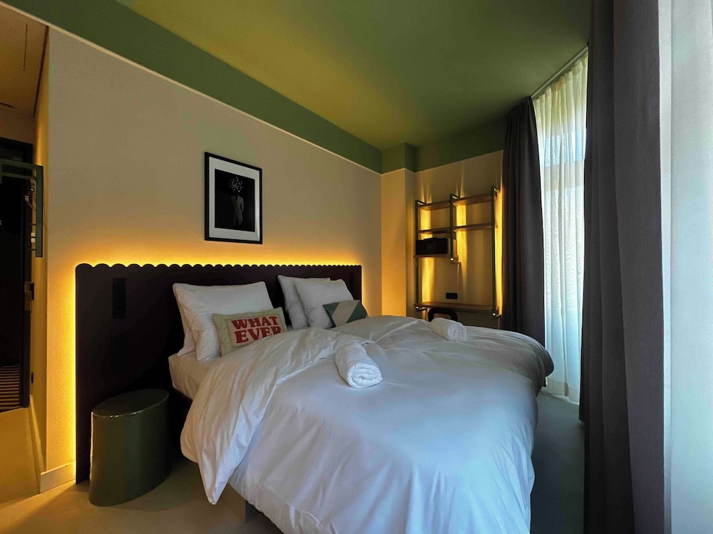 EXECUTIVE, DOUBLE OR TWIN BED