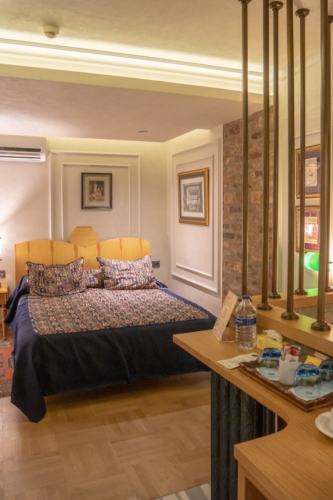 DUPLEX, SUITE