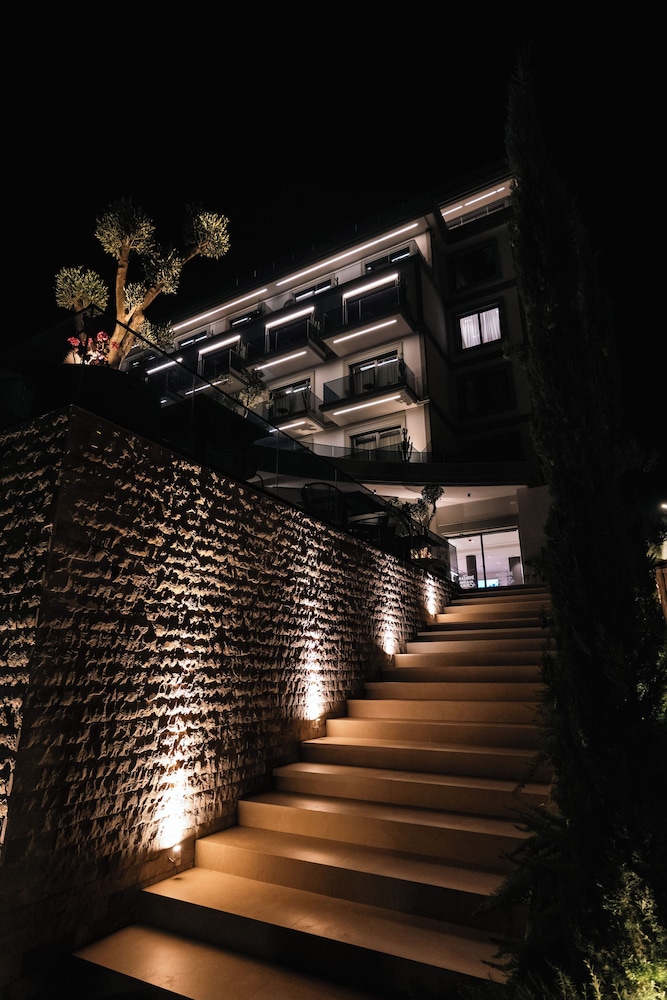 Mazarine Hotel and Restaurant 8/59