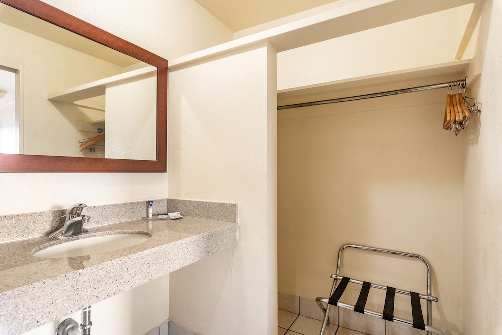 Americas Best Value Inn Suites Flagstaff 14/27