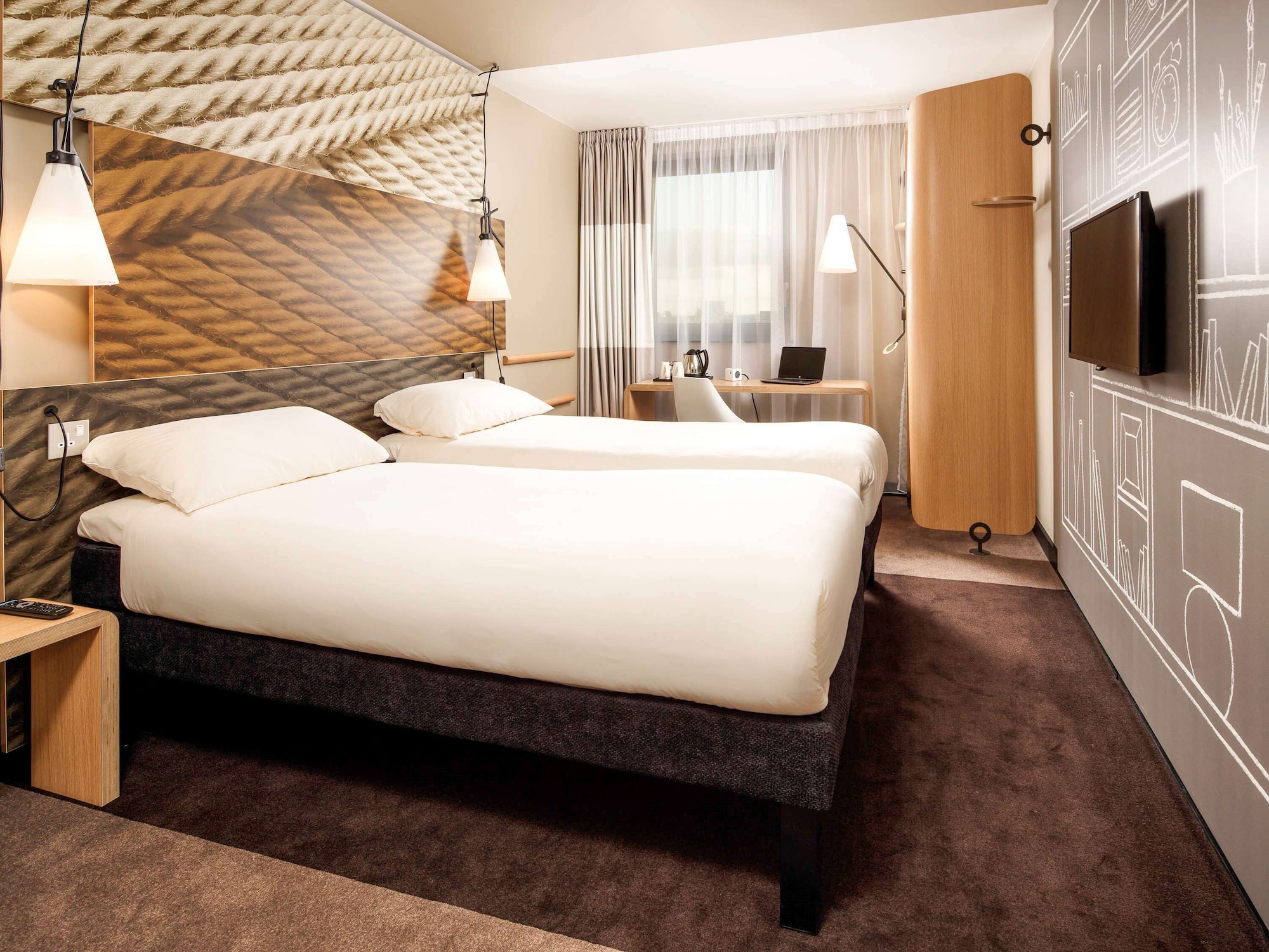 ROOM, TWIN BEDS