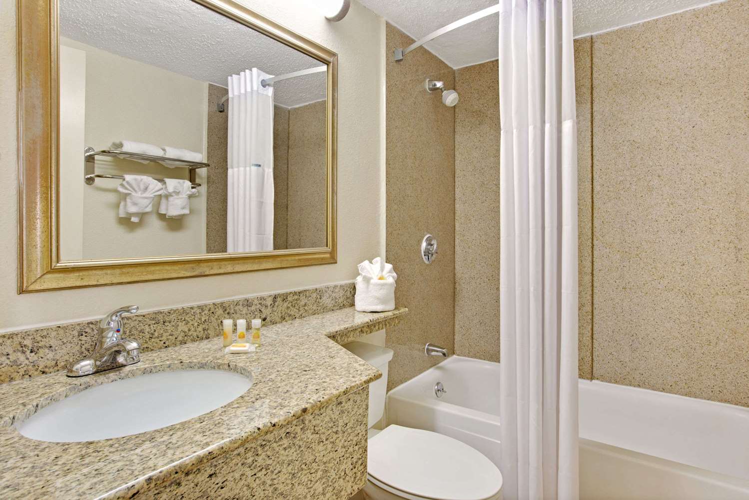 Days Inn By Wyndham Charlotte/Woodlawn Near Carowinds 11/12