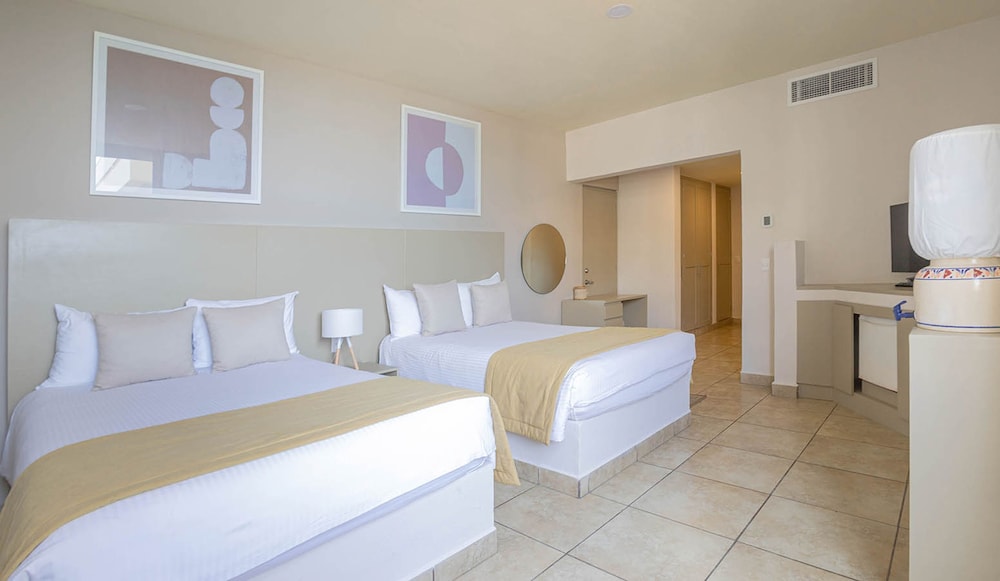 2 Bedrooms, Suite, 1 King and 2 Double Beds, Beach Front