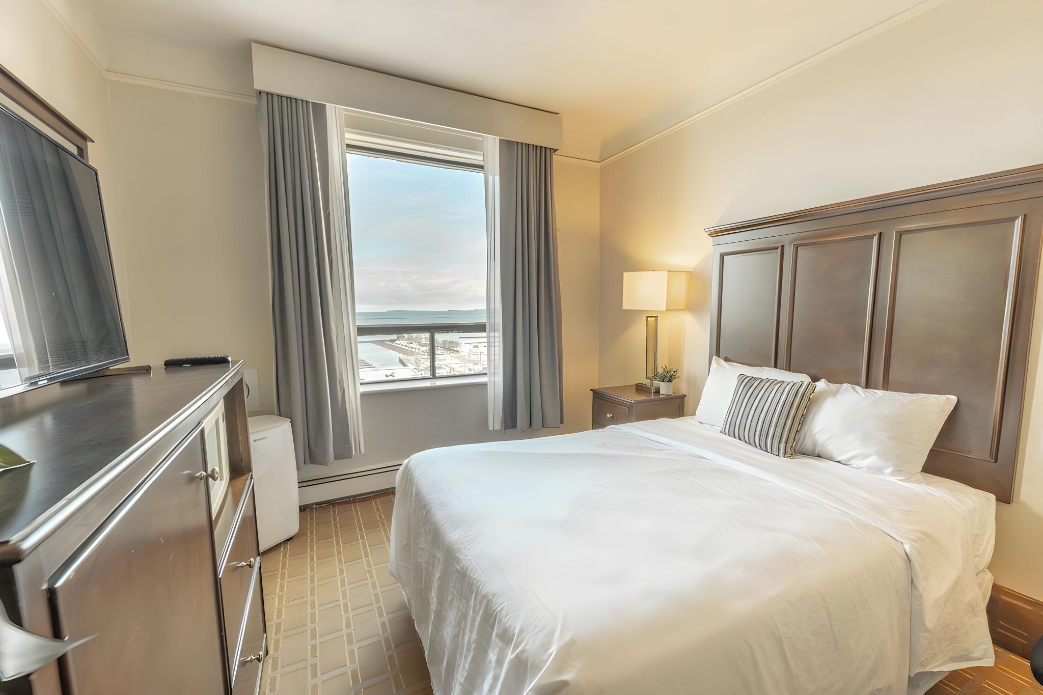 Room, Lake View