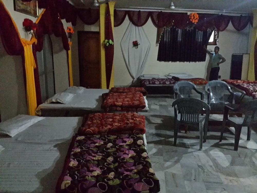 Muskan Hotel 33/48