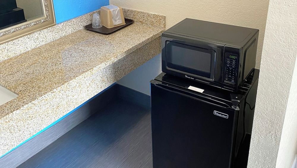 EXPRESS INN NEWPORT NEWS 37/59