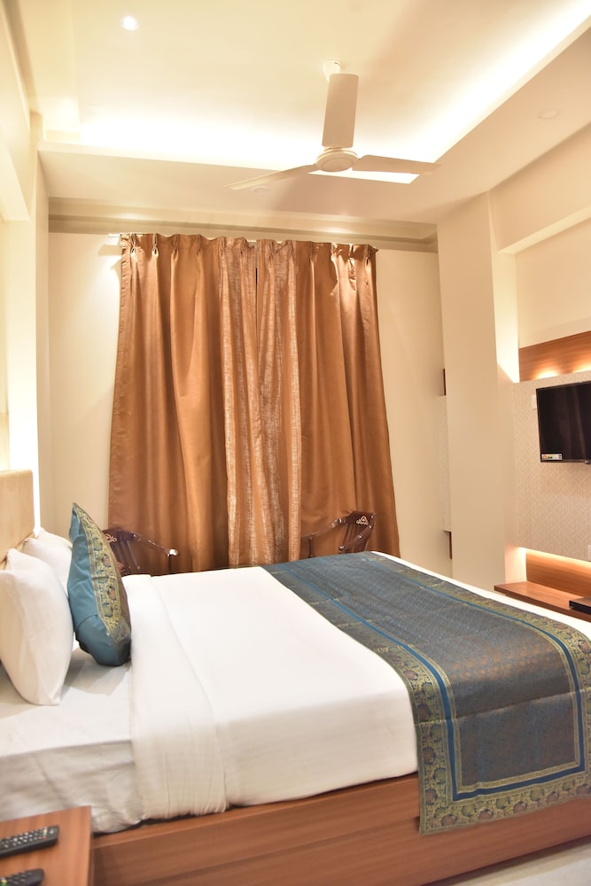 Hotel R K Grand 12/21