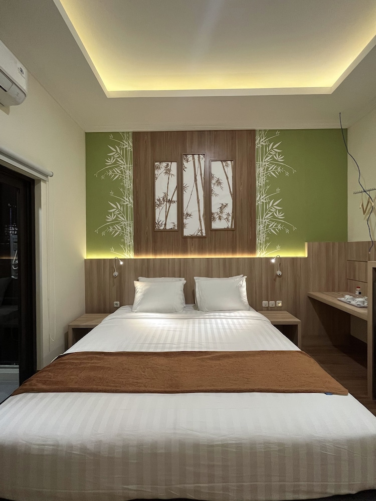 Premier, King Bed, Balcony, D'Bamboo Suites 2/10