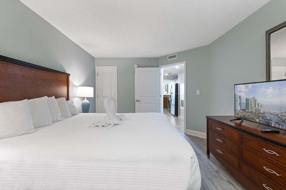 1 Bedroom, Deluxe, Suite, King Bed, Murphy Bed, Ocean Front, Balcony, Kitchen