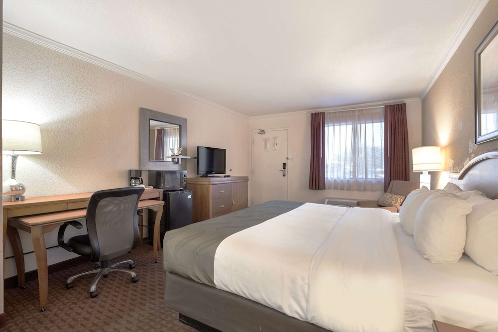 Quality Inn Suites Lake Havasu City 24/55