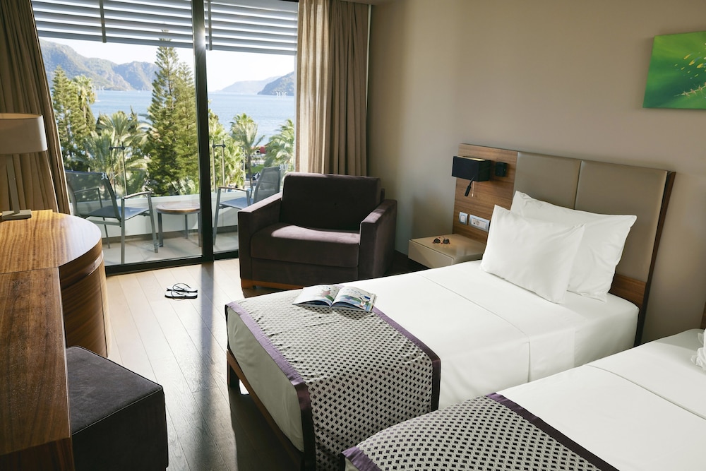STANDARD, DOUBLE BED, PARTIAL SEA VIEW