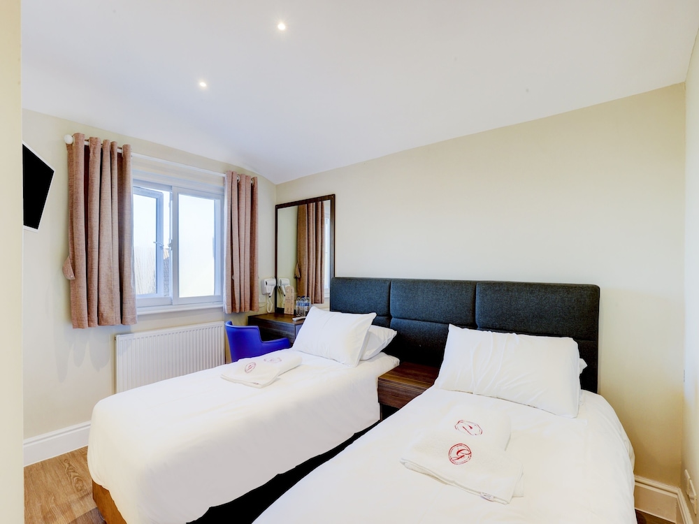 The Gissons Hotel 7/50