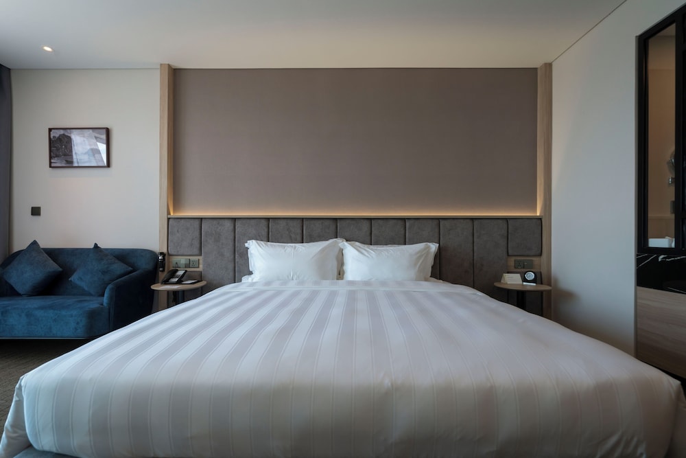 Garden, Superior, King Bed, Hill View