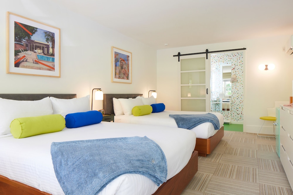 Little Mod Hotel 12/38