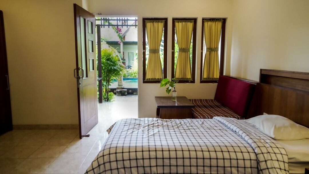 DELUXE, DOUBLE OR TWIN BED