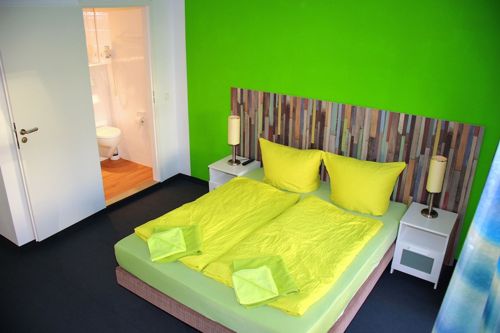 ROOM, DOUBLE BED